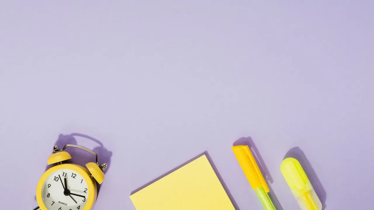 Temporizador sobre un escritorio junto a notas adhesivas, recordatorio visual para implementar pausas activas cada 50 minutos.