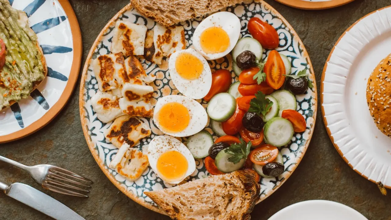 Plato con huevos y legumbres, destacando alimentos económicos que potencian la memoria y la energía cerebral.